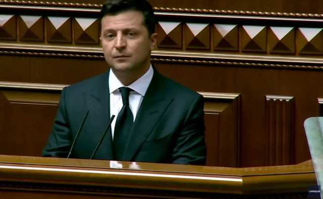 Зеленский выступил в Раде и предложил День украинской государственности сделать выходным