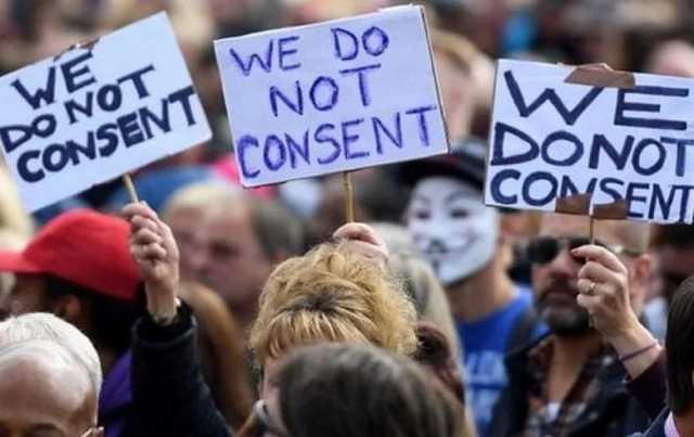 В Лондоне протестующие против вакцин заблокировали офисы двух телеканалов