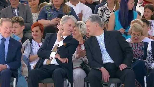 "По пиву": в соцсетях пошутили над поведением Порошенко и Ющенко на параде