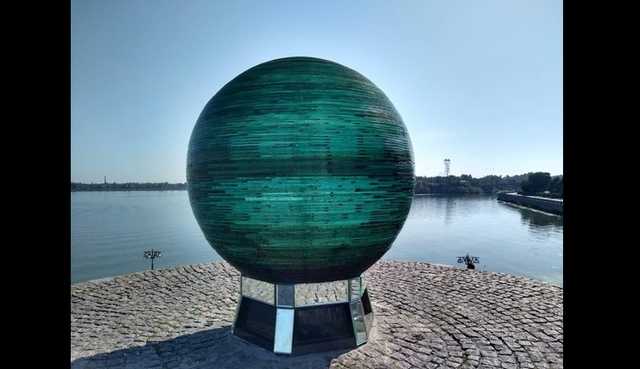 Доигрались: в Днепре юные вандалы отмывали Шар желаний