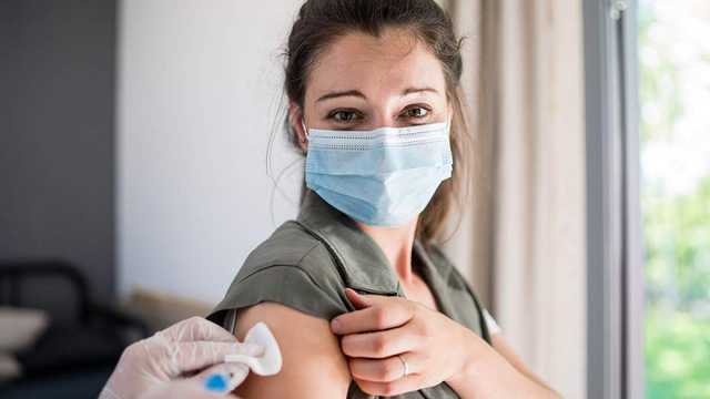 Вакцинировавшиеся от COVID-19 учителя получат 1000 грн премии