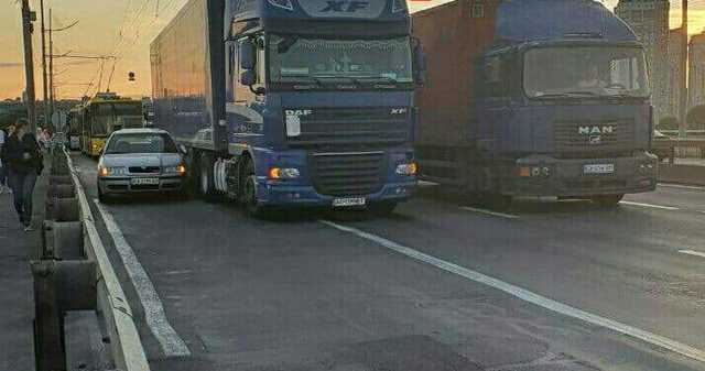 Люди идут пешком: в Киеве на мосту из-за ДТП заблокировано движение троллейбусов