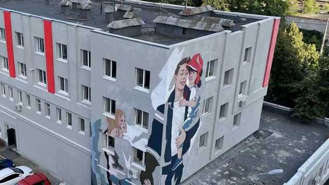 В Киеве появился мурал посвященный спасателям