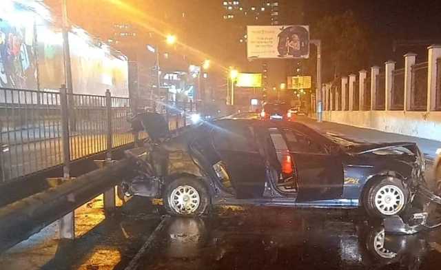 В Одессе 19-летний водитель на скорости влетел в отбойник, авто вспыхнуло