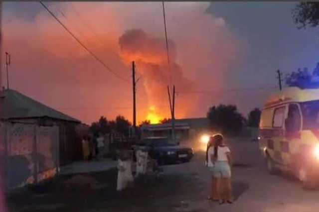 На военных складах на границе Казахстана прогремел сильный взрыв