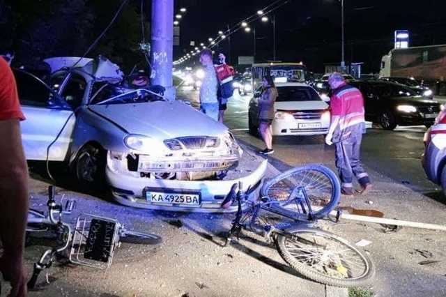 В Киеве лихач снес велосипеды и погиб, а его пассажирка убежала