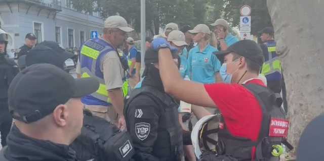 Драка во время ЛГБТ-марша в Одессе: пострадали около 30 полицейских