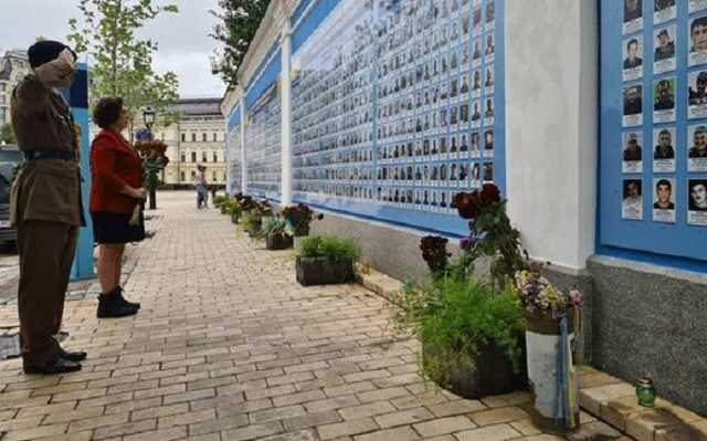 Посол Великобритании Симмонс почтила память воинов, погибших в борьбе за независимость Украины