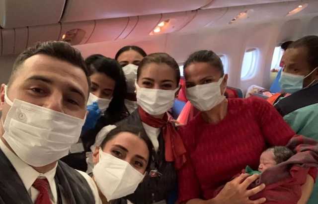 Афганская беженка родила во время эвакуационного рейса