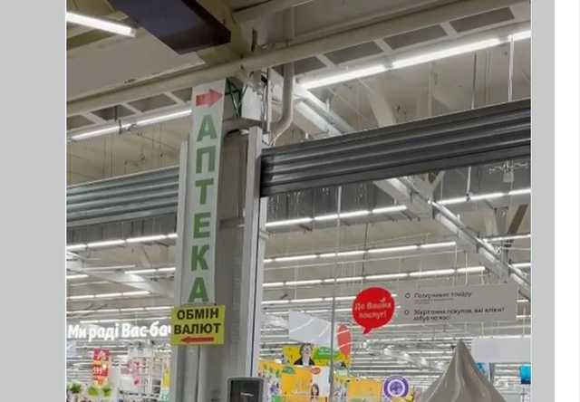 В Киеве ливень затопил супермаркет