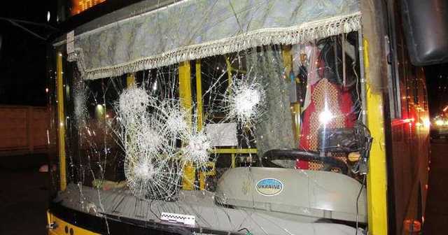 В Киеве пьяные молодые люди забросали камнями троллейбус