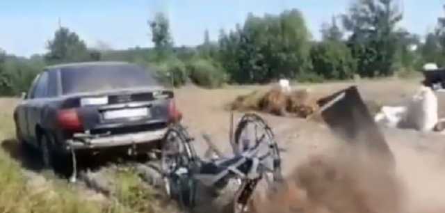 Запрягли “євробляху”: у мережі показали, як на Рівненщині оригінально збирають картоплю