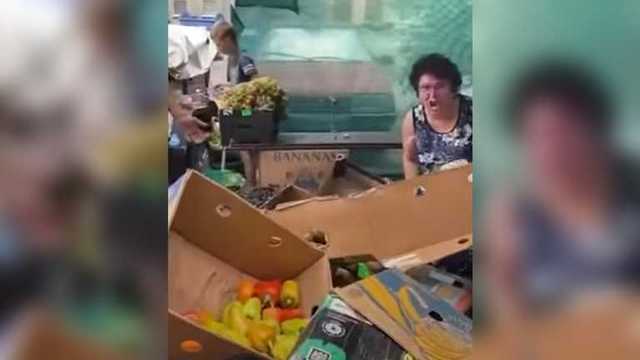 Агрессивная одесситка разбила овощную лавку: переворачивала товар и кричала