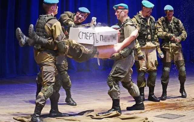 "Смерть п@дорам!" - российские "десантники" провели акцию против гомосексуалов