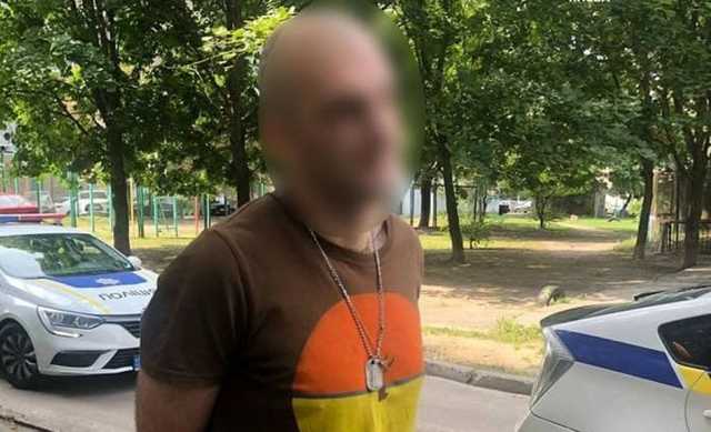 В Киеве мужчина разгуливал Подолом с сумкой с гранатой