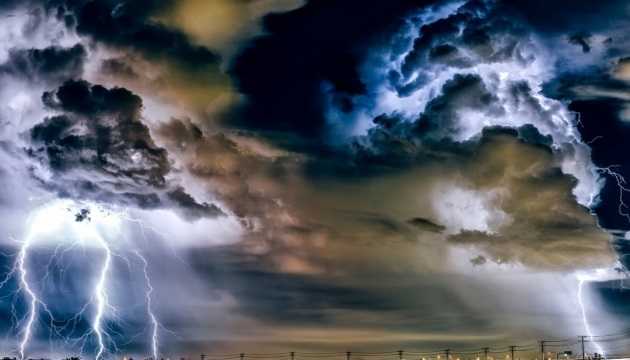 На Киевщину налетела гроза с градом, видимость на дорогах ограничена