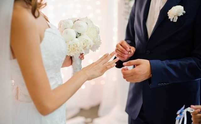 Подавать документы для регистрации брака можно будет через "Дію", - Шмыгаль