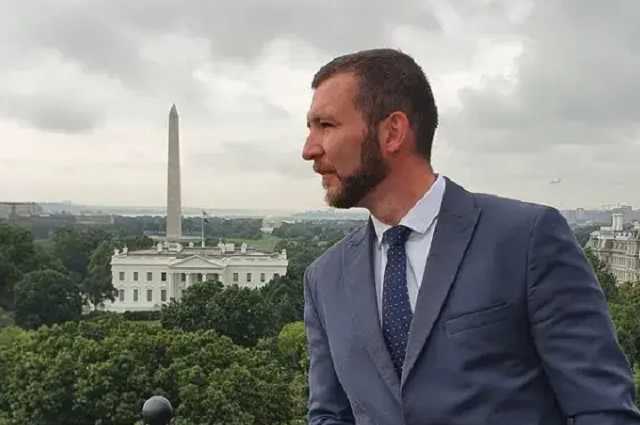 Пресс-секретарь Зеленского сделал фото, высунув язык на фоне Белого дома