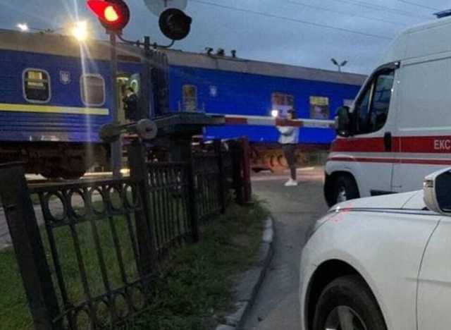 В Киеве мужчину, перебегавшего железнодорожные пути, сбил поезд: смерть была мгновенной