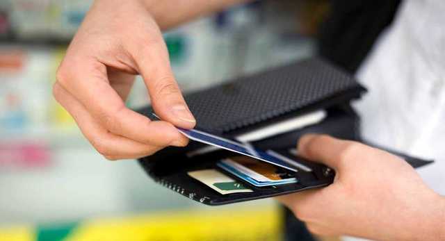 ПриватБанк заблокировал украинцу карту за долги по коммуналке: ему пришлось менять работу