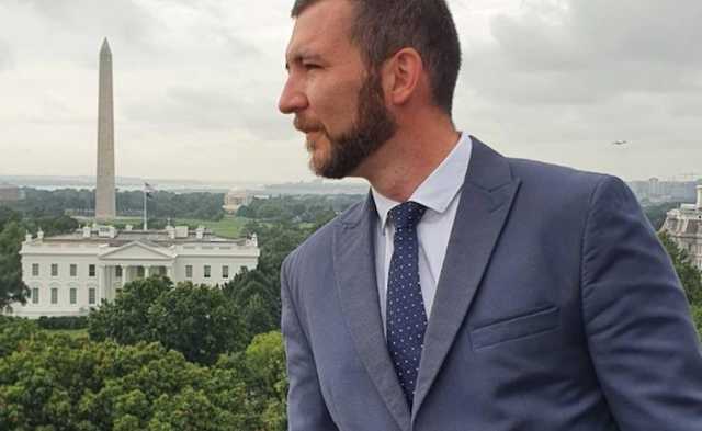 Смотрите, я держу "пирамидку": Никифоров рассказал, зачем "взялся" за обелиск Вашингтона