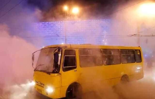 В Черновцах у маршрутки во время движения отлетело колесо: женщина получила травму