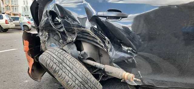 В Киеве пьяный водитель протаранил несколько авто и пошел в кафе: есть пострадавшие