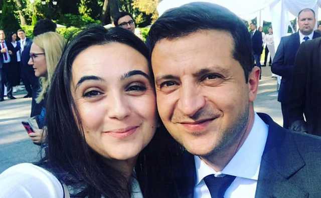 Не разлучается с подарком: Мендель показала, что вручил ей Зеленский на именины