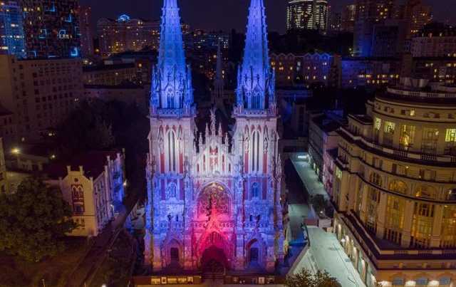 В Киеве горит костел Святого Николая