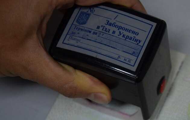 Российскому блогеру запретили въезд в Украину из-за посещения Крыма