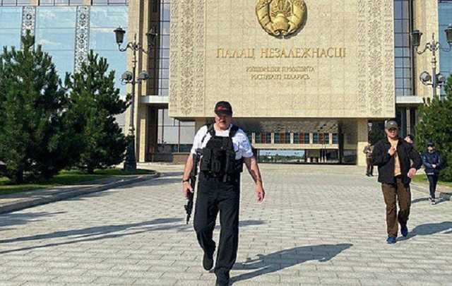 В резиденции Лукашенко появился его портрет с автоматом в руках