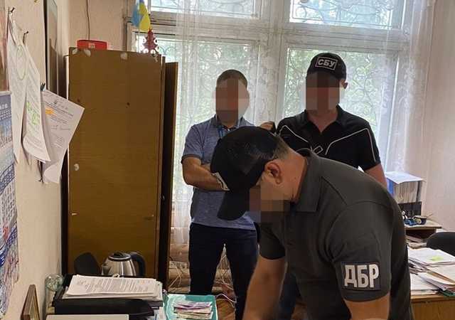 В Донецкой области на взятке поймали работника миграционной службы