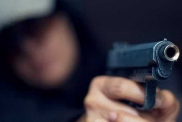 В Днепре мужчина открыл огонь из пистолета по соседям, выпивавшим во дворе