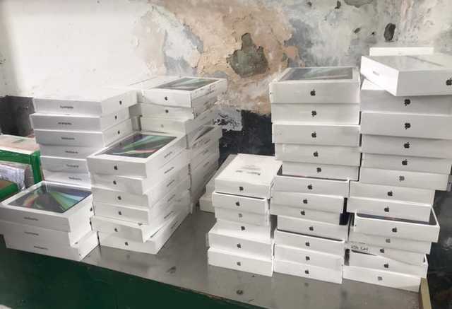 Гражданин хотел незаконно ввезти в страну более 2300 единиц техники Apple, - Госпогранслужба
