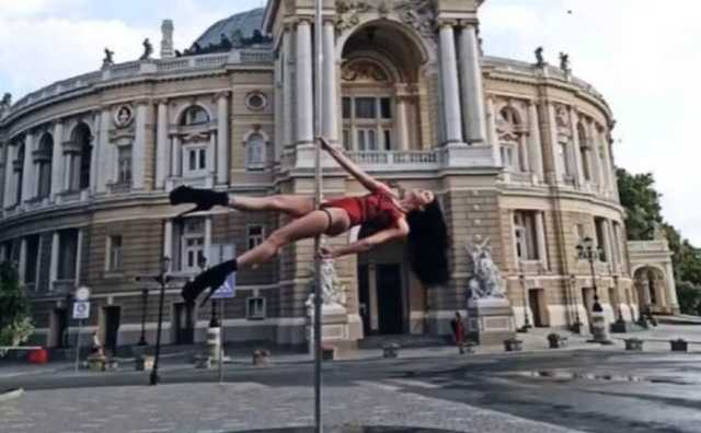 Полуобнаженная девушка станцевала на пилоне в самом сердце Одессы