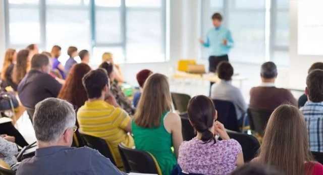 В украинских школах отказались от родительских собраний