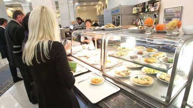 Филе семги, борщ и каша: какие блюда предлагают нардепам в Раде