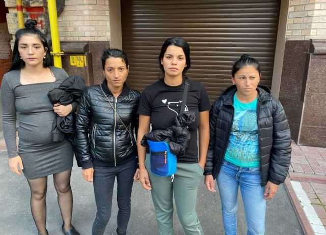 В Киеве поймали банду уличных воровок – “работают” даже беременные