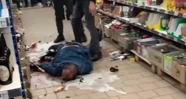 В Марганце двое мужчин жестоко избили покупателя АТБ бутылками по голове