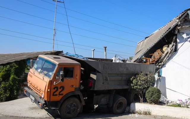 В Днепре грузовик протаранил жилой дом, часть здания обрушилась