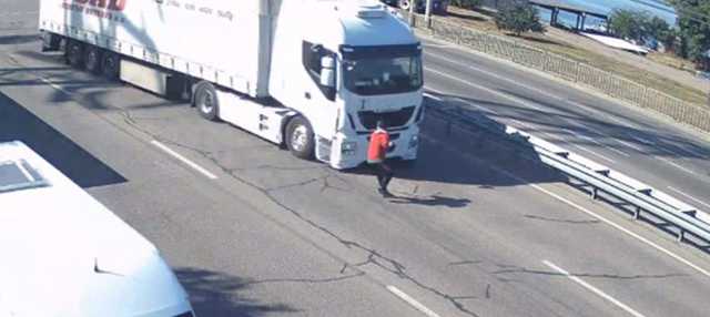 В Днепре прохожий на оживленной трассе бросился под фуру