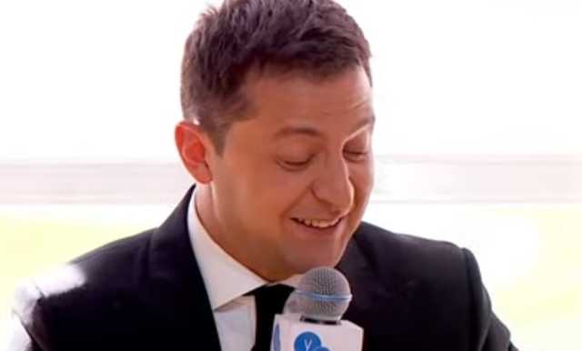 Зеленский опять засмеялся на вопросе о падении его рейтингов