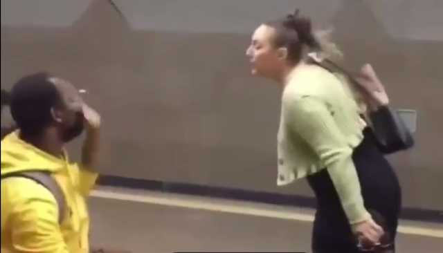 В метро Харькова женщина заплевала африканцев