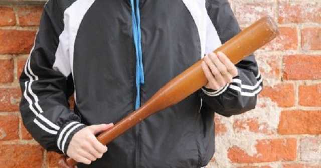 Трощив бейсбольною битою: в Одесі студент побив водія "швидкої" та понівечив його автівку