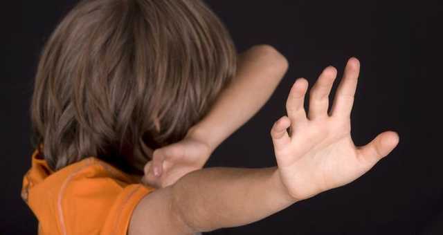 В центре Одессы горе-отец душил кнутом девочку