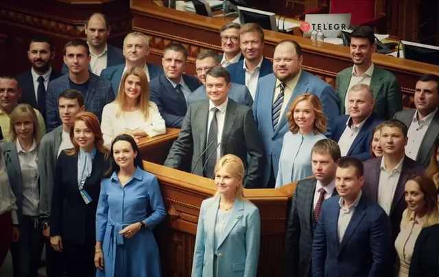 Заразившийся коронавирусом Разумков делал фото с нардепами без масок