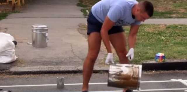 Устал ждать дорожников: под Херсоном мужчина сам нарисовал "зебру" возле школы