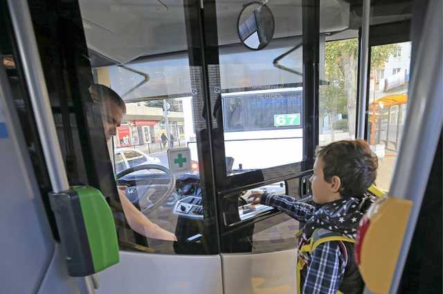 Дети могут ездить в общественном транспорте бесплатно: названы все правила