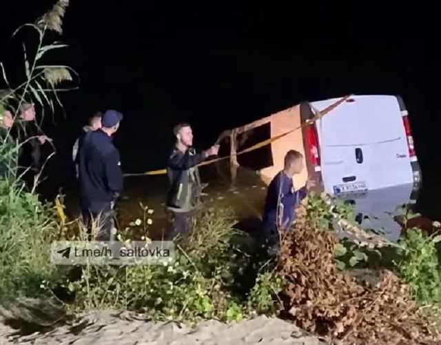 Под Харьковом в водоеме утонул бус с людьми