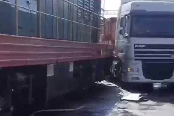 На Киевщине поезд снес фуру и зацепил легковушку: проезд заблокирован